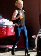 组图：布兰妮黑纱透视装购物 肌肤似雪身姿曼妙