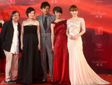组图：柳岩亮相上海电影节 水晶镶钻礼服优雅性感