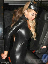 组图：瑞塔奥拉变诱惑猫女郎 连身皮衣性感火辣