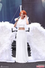 组图：杨丞琳签唱会砸百万 化身天使登场