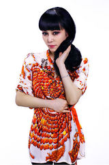 组图：石梅最新写真长发飘逸展现妩媚