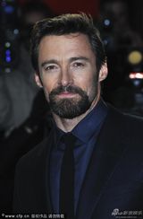 组图：《悲惨世界》首映 海瑟薇秀腿阿曼达露背