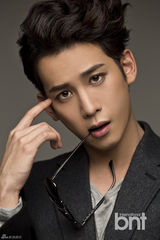 高清组图：韩星朴基雄拍写真 雕刻外貌精致帅气