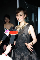 组图：孙俪蕾丝黑裙明艳动人 盼演轻松喜剧