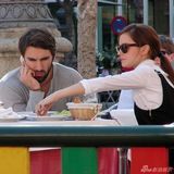 组图：艾玛与男友甜蜜享午餐 黑白装扮简约典雅