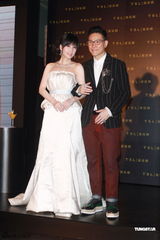 组图：周慧敏曼妙白裙女神范儿 大方秀光滑美背