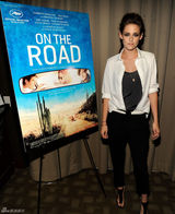 组图：斯图尔特烟熏妆亮相《在路上》纽约放映