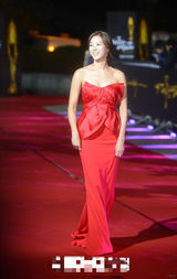 组图：大钟奖颁奖红毯 张申英红裙秀魅惑