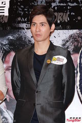 组图：周渝民吴尊出席宣传 手持兵器摆造型