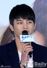 组图：《No Breathing》试映 青春主演齐亮相