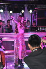 组图：孙敬媛演出现场遭冲动男粉丝撕裂长裙