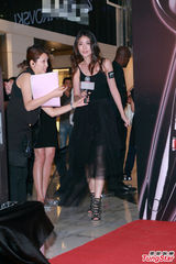 组图：陈慧琳吊带纱裙出镜 台上与萌萝莉互动