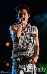 组图：EXO与SHINee等助阵江南Festival秀劲舞