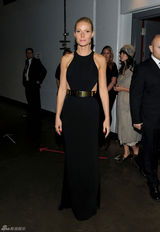 高清图：格温妮丝-帕特洛黑裙亮相格莱美后台