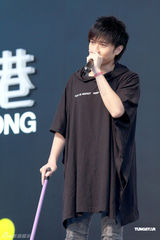 古巨基腰伤复发不忘代言 坐轮椅拄拐忙吸金(图)