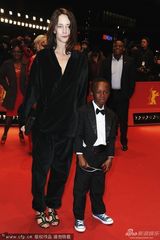 组图：《嫌犯莱拉》首映 导演皮亚携小童星抢镜