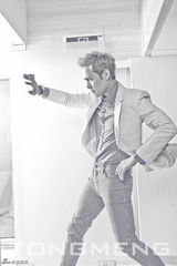 组图：明道质感大片灰白色彩扮冷酷