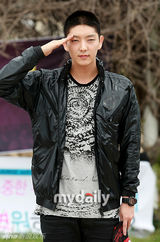 幻灯组图：韩国演员李准基入伍现场 剃短发摸头傻笑