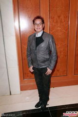 组图：陈慧娴签约大秀玉腿　谭咏麟现身支持