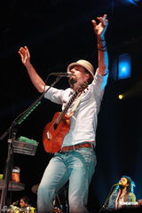 组图：杰森玛耶兹香港开唱 演唱会座无虚席