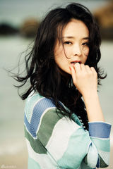 组图：王艳海边靓照曝光 阳光清新不输少女