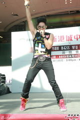 组图：吴建豪盼红馆开唱 签唱与粉丝亲密互动