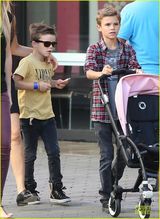 组图：辣妹带4子女出游 布鲁克林抱妹妹帅气成熟