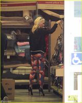 组图：43岁史蒂芬妮挺孕肚出街辣妈范十足