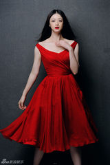 组图：蒋欣开年红裙大片秀香肩美艳动人