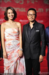 组图：朱丹香肩小秀 牵手熟男张涵予走红毯