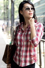 组图：韩丹彤街拍格纹衬衣搭短裤