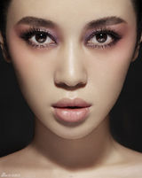 组图：余男个性大片烟熏妆魅惑诱人