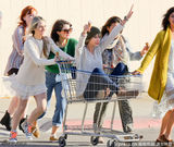 组图：泰勒踩超市推车与闺蜜海边嬉戏玩闹