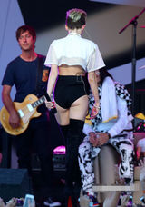 组图：塞勒斯开唱秀长腿 男女通吃与辣妹调情