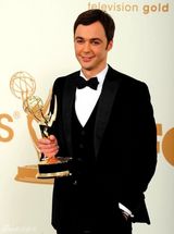 组图：艾美奖后台 “谢耳朵”吉姆-帕森斯高举奖杯