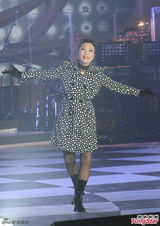 组图：汪明荃香港开唱 造型多变火辣优雅