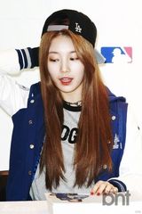 组图：missA运动装出席签名会变身棒球女孩