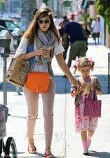 高清组图：辣妈杰西卡-阿尔芭带大女儿奥诺逛街