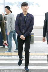 组图：金秀贤现身机场 见镜头热情挥手招呼