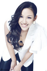 组图：梁艺馨黑白写真曝光 知性温婉大玩时尚