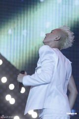 组图：韩庚个唱上演万人大合唱 与女舞者挑逗热舞