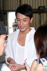 幻灯图：林峰拍演唱会MV众候选港姐倾力助阵 