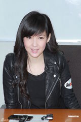 组图：周慧敏个唱DVD亲任监制 赞陈松伶夫妻般配