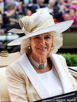 组图：英国皇家赛马会举行 众名媛捧场帽美如花