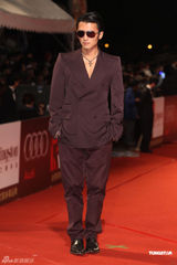 高清图：谢霆锋真空穿西装走红毯 阮经天可爱亮相