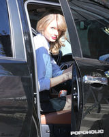 组图：泰勒斯威夫特性感短裙出街 猛男贴身紧随