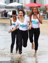组图：电影《女飞人》发布会 三女星海滩活力狂奔