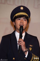 组图：贺军翔圣诞开制服生日趴 工作满档没空入伍