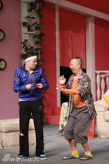 组图：新版《两老婆》首演 喻恩泰扮成情趣兔女郎