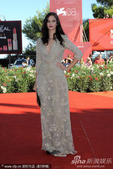 组图：《呼啸山庄》威尼斯首映 影片主创齐聚